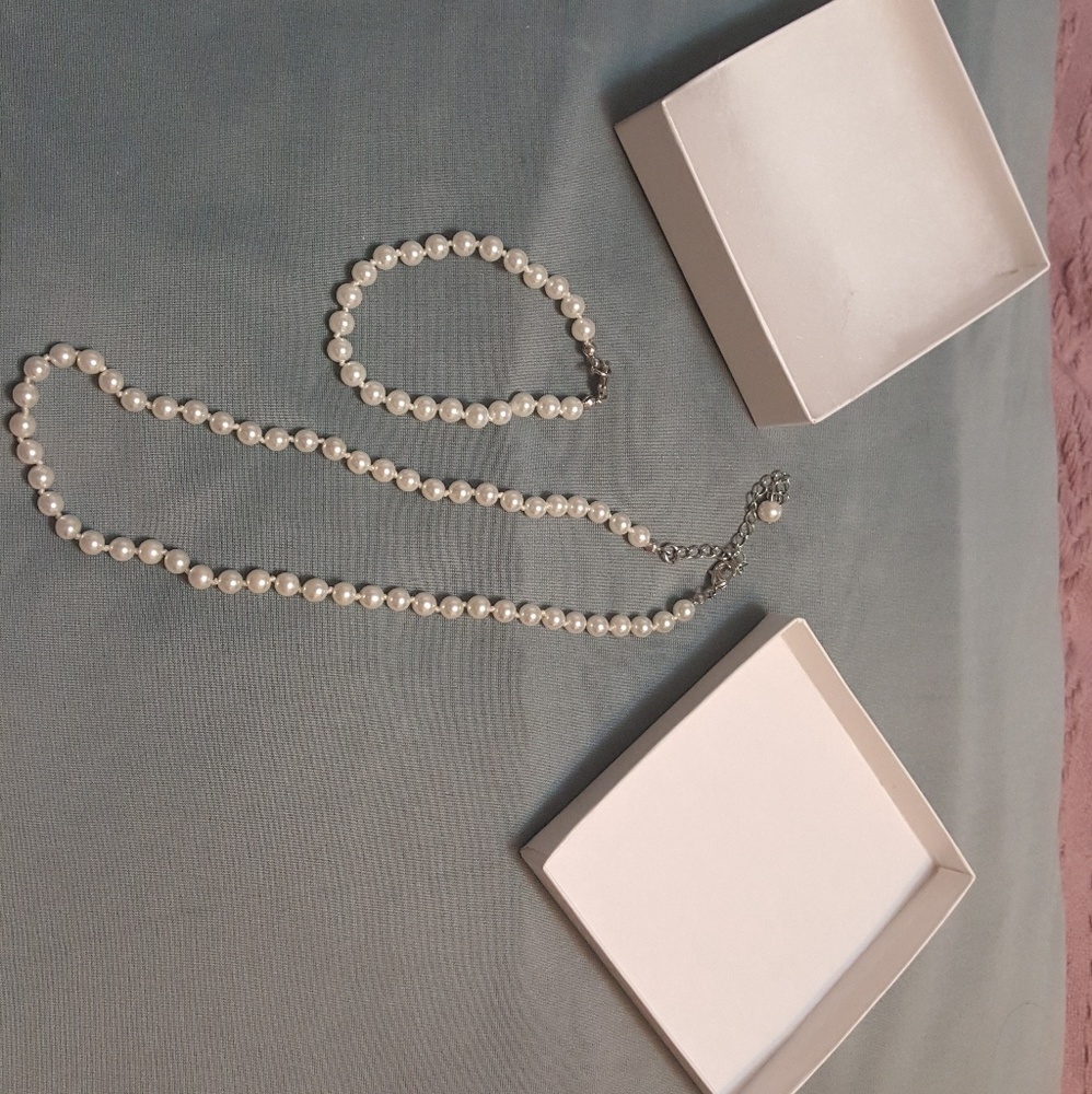 Faux pearl necklace and bracelet